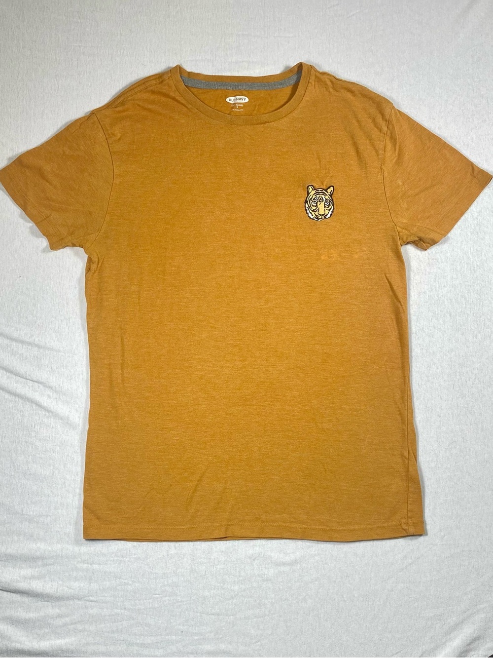 Old Navy men’s mustard soft-washed crew neck t-shirt tee embroidered tiger S